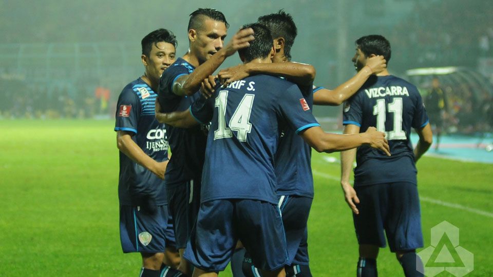 Arema Cronus unggul 2-1 atas Sriwijaya FC di babak pertama. Copyright: &copy; indonesiansc